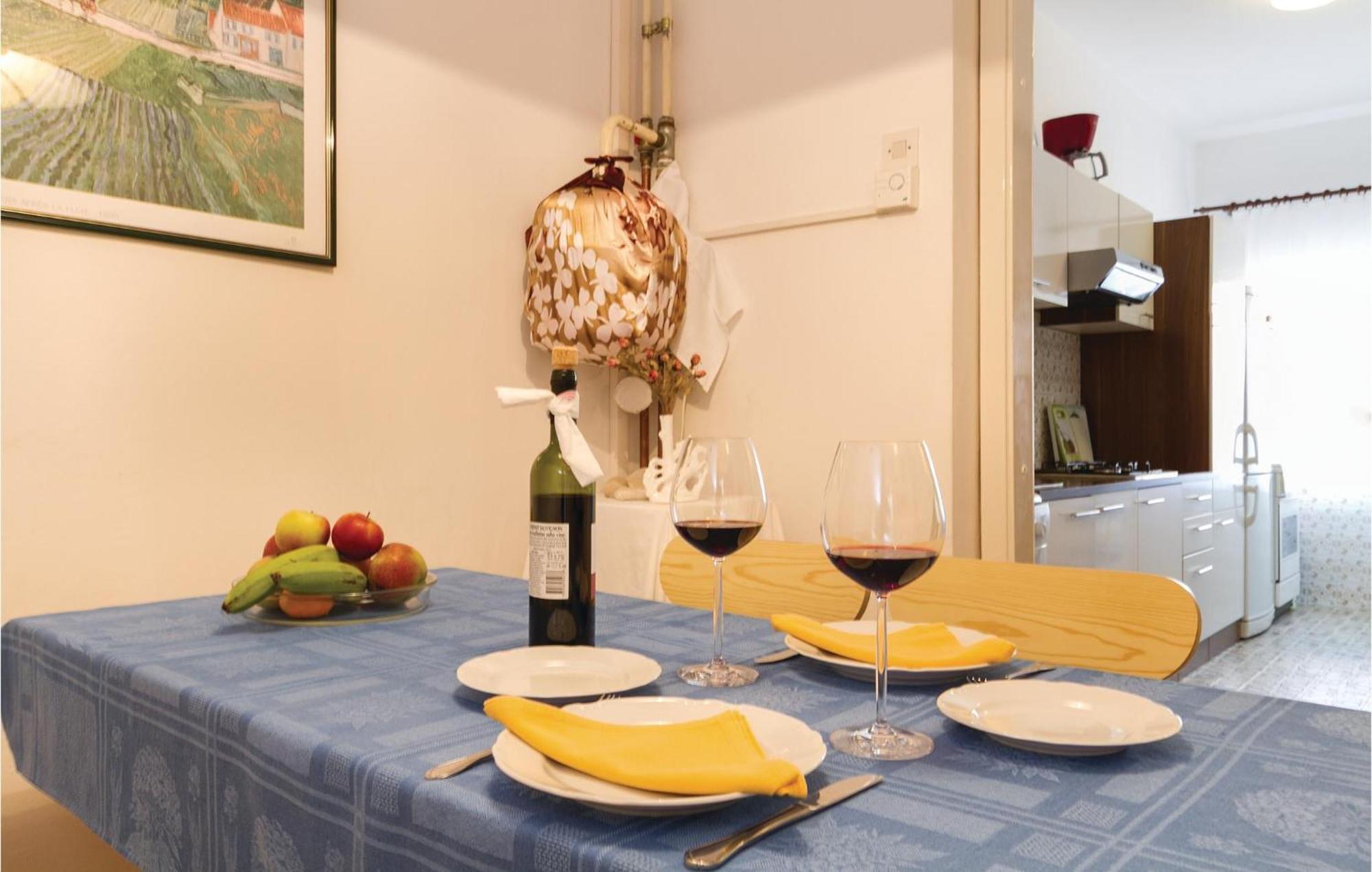 Stunning Apartment In Rovinj With Kitchen Luaran gambar